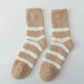 Dikke koraalvlies sokken met kaki en witte strepen en warme pluche textuur voor slaap - Eén Maat / Khaki Gestreept