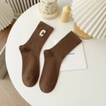 Chaussettes mi-mollet en coton côtelé marron foncé avec lettre C brodée en éponge - Taille unique / Café Clair - Broderie C