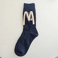 Dunkelblaue mittelhohe Stricksocken mit grauem Herz-Patch und beigem Buchstaben-M-Detail - Einheitsgröße / Schwarz