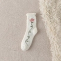 Plüschige weiße Korallenvlies-Socken mit zartem rosa Tulpenmuster und floralem Detail - Einheitsgröße / Blume