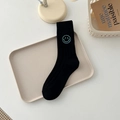 Schwarze gerippte Tennissocken mit blauem Smiley-Stick auf einem Tablett - Einheitsgröße / Schwarz Blau