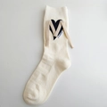 Cremeweiße Socken mit schwarzem Herz-Patch und braunem Schnürdetail in Rippstrick - Einheitsgröße / Cremeweiß