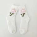 Witte koraalvlies sokken met roze 3D-bloemen en een zachte, pluizige wintertextuur - Eén maat / Off-wit