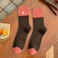 Calcetines media caña vintage negro y rojo coral con bordado de camelia sobre madera - Talla única / Bloque de Color (Camelia)