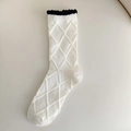 Chaussettes blanches mi-mollet avec revers noirs à volants et motif à losanges - Taille unique / Losange Blanc