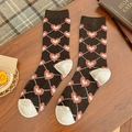 Calcetines de punto marrón oscuro vintage con corazones rosas y talón en contraste - Talla única / Rombos de Corazón