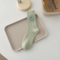 Hellgrüne Baumwoll-Rippsocken mit blauem besticktem Smiley-Gesicht-Detail für Damen - Einheitsgröße / Milchiges Grün