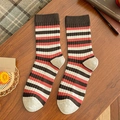 Calcetines media pierna vintage con rayas marrones y rojas sobre mesa de madera retro - Talla única / Rayado Multicolor