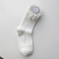 Calze bianche a coste per bambini con emblema di gatto e pompon blu peluche - Taglia unica / Bianco
