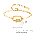 Detalle macro de una pulsera bañada en oro de 18 quilates con eslabón ovalado y circonitas pavé - Pulsera Dorada