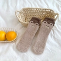 Dicke Korallenfleece-Socken mit Bären-Stickerei in warmem Beige für Zuhause - Einheitsgröße / Khaki