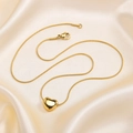 Elegante collar con colgante de corazón dorado y cadena de serpiente sobre satén blanco - 45cm / Dorado