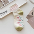 Halfhoge crème sokken met roze tulpen en groene accenten in een minimalistische stijl - Eén maat / Tulp Patroon op de Zool
