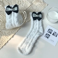 Witte koraalvlies sokken met zwarte kanten strikken en imitatiewand voor de winter - Parelstrik / Wit