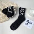 Dikke zwarte koraalvlies sokken met elegante wit geruite strikjes voor wintercomfort - Drievoudige Strik Decoratie / Zwart