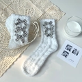 Witte koraalvlies sokken met zwart-witte strikjes voor een gezellige winterlook - Drievoudige Strik Decoratie / Wit