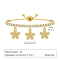 Bracciale regolabile in rame placcato oro con tre ciondoli a fiore e zirconi bianchi lucidi - Forma a Tre Fiori (Stile G-10) / Stile G-10