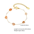 Detalle de pulsera de cadena dorada con piedras naranjas y perlas, longitud de 16-21 cm - Pulsera de Cuentas Color Ámbar / Dorado
