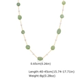 Detalle de collar cadena dorada con jade verde y perlas, cuentas de 0,65cm - Collar de Cuentas Verdes / Dorado