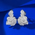 Eleganti orecchini a lobo a rosa in argento 925 con cristalli su sfondo blu intenso - Argento 925 / Orecchini a Rosa