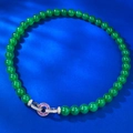 Grüne Chalcedon-Perlenkette mit kristallbesetztem Verschluss auf blauem Wellenhintergrund - N362 Grüne Chalcedon Perlenkette / 925er Silber