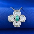 Nahaufnahme der S925 Silber Kleeblatt Kette mit grünem Stein und Perlmutt Einlage - 925er Silber / Kleeblatt Paraiba Stil (N359)