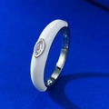 Anello in argento S925 con smalto bianco e zircone taglio marquise in una vista frontale - US 5 / Bianco