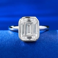 Elegante anello in argento 925 con gemma taglio smeraldo in incastonatura a castone - US 5 / R884 Diamante Bianco