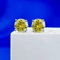 Dettaglio macro di orecchini con moissanite gialla e montatura a quattro griffe in argento - Argento 925 / Strass Giallo