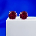 Vista macro di orecchini con zircone rosso rotondo da 1 carato e montatura in argento - Argento 925 / Strass Rosso