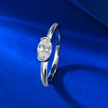 Macro del marchio S925 su anello con pietra ovale e sfondo di seta blu intenso - US 5 / Bianco