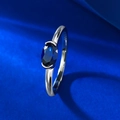 Macro di anello in argento S925 con gemma blu ovale incastonata a due griffe - US 5 / Blu