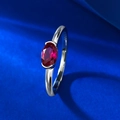 Vista macro dell'anello in argento S925 che mostra il marchio e la gemma di rubino ovale - US 5 / Rosso