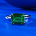 Anello minimalista in argento 925 con pietra verde taglio smeraldo 7x9mm a quattro griffe - US 5 / Stile Smeraldo