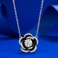 Collana camelia in argento S925 con pendente in diamante bianco su sfondo di seta blu - Stile Camelia (N395) / Argento 925