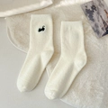 Calze spesse in pile corallo crema con ricamo a gatto nero per il calore invernale - Design a gatto nero / Bianco Sporco