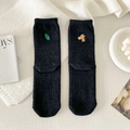Calcetines térmicos negros de forro polar con bordados de hojas y jirafas - Jirafa y Hoja (W23221) / Negro