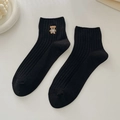 Chaussettes classiques en coton côtelé noir avec motif d'ours brodé délicat - Taille unique / Noir