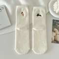 Calcetines cálidos crema de felpa con bordado de conejo y zanahoria para invierno - Conejo y Zanahoria (W23221) / Blanco