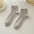 Hellgraue gerippte Baumwollsocken mit süßer brauner Bären-Stickerei Dekoration - Einheitsgröße / Grau