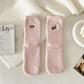 Calcetines térmicos rosas de felpa para mujer con bordado de gato y pez lindo - Gato y Pez (W23221) / Rosa