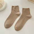 Chaussettes marron en maille côtelée avec broderie ours mignon de style chaleureux - Taille unique / Marron