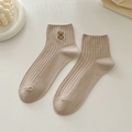 Chaussettes en coton beige avoine avec broderie ours mignonne sur la cheville - Taille unique / Kaki