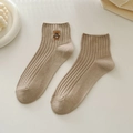 Lässige hellbraune Baumwollsocken mit süßer Bärenstickerei und Rippenstruktur - Einheitsgröße / Hellrosa