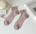 Calcetines de algodón violeta Morandi con borde de volantes y patrón de rayas verticales - Talla única / Rosa Palo