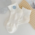 Calze bianche con ricamo smiley blu e polsini a costine su uno sfondo estetico - Taglia unica / Faccia Sorridente Blu