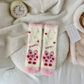 Chaussettes en peluche crème avec détails roses et motif chat pour l'hiver - Taille unique / Alphabet