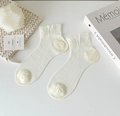 Elegantes calcetines crema de canalé para mujer con bordes rizados y diseño antideslizante - Talla única / Blanco