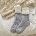 Dicke Thermo-Wollsocken in Hellgrau mit flauschigen weißen Sherpa-Fleece-Bündchen - Einheitsgröße / Grau