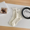 Chaussettes blanc crème avec bords à volants et charm dé 3D, texture tricotée chic - Blanc Matelassé